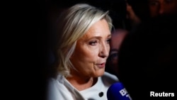 Lidera extremei drepte franceze Marine Le Pen discută cu jurnaliștii pe 7 iulie.