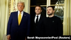 Takimi në Pallatin Elize mes presidentit të zgjedhur amerikan, Donald Trump, presidentit francez, Emmanuel Macron, dhe atij ukrainas, Volodymyr Zelensky. 7 dhjetor 2024. 