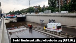 Підтоплення в тунелі ліквідовували мотопомпа і плаваюча помпа Комунальної аварійно-рятувальної служби, також використовували два стаціонарні насоси