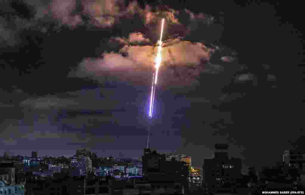 O rachetă lansată din Gaza zboară spre Israel, din orașul Gaza, 17 mai 2021.