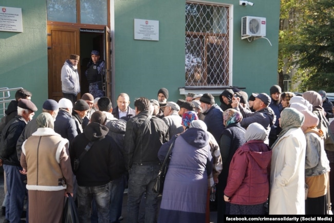 Десятки кримськотатарських активістів прийшли до будівлі російського уряду Криму в Сімферополі, щоб дізнатися про своїх співвітчизниць, затриманих ФСБ за звинуваченням у тероризмі, жовтень 2025 року