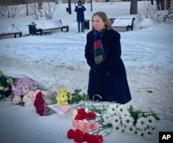 Ambasadorul SUA în Rusia, Lynne Tracy, depune flori la Piatra Solovețchi, un monument al represiunii din Moscova, care a devenit un altar ad-hoc pentru a-l onora pe Alexei Navalnîi.