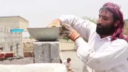 خوست کې یوه ډله ښوونکي په شخصي لګښت ټولګي جوړوي