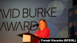 Аманда Беннетт, директор «Голоса Америки», на церемонии награждения David Burke Award в Вашингтоне, 14 ноября 2017 года. 