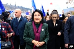 Aleasă în 2018, cu sprijinul partidului de la guvernare „Visul Georgian”, Salome Zourabișvili a ajuns să aibă în prezent relații tensionate cu formațiunea.