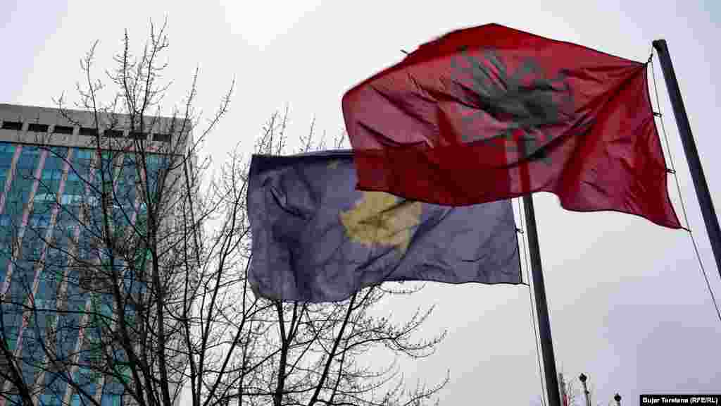 Flamuri i Kosovës dhe ai i Shqipërisë të vendosur afër ndërtesës së Qeverisë. 