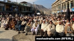 په لواړګي کې خلک د مظاهرې په مهال 