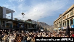 په لنډي کوتل کې د سوداګرو او اوسېدونکو لاریون، د تورخم د لارې د پرانیستلو غوښتنه. انځور له ارشیف څخه