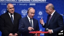 Бившият премиер Бойко Борисов, руският президент Владимир Путин и турският президент Реджеп Ердоган при откриването на "Турски поток"
