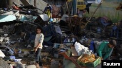 Palestinci na ruševinama škole Fahmi Al-Jargawi u gradu Gazi koja je bila dom za stotine raseljenih osoba iz grada Beit Lahia, 26. maj 2025.