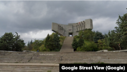  Паметникът на българо-съветската дружба във Варна 