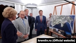 Ольга Голодец, Владимир Путин и Дмитрий Овсянников в Севастополе, 4 августа 2018 года