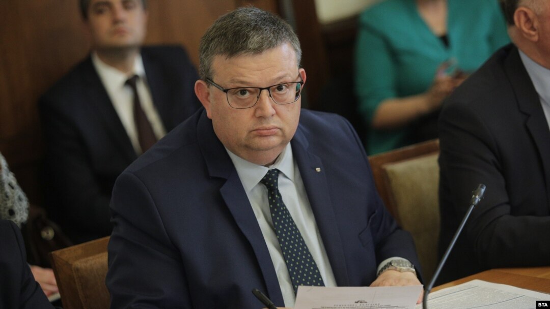 Бившият главен прокурор Сотир Цацаров съобщи пръв за списък с политици и магистрати с недекларирани имоти и сметки в чужбина през 2019 г.