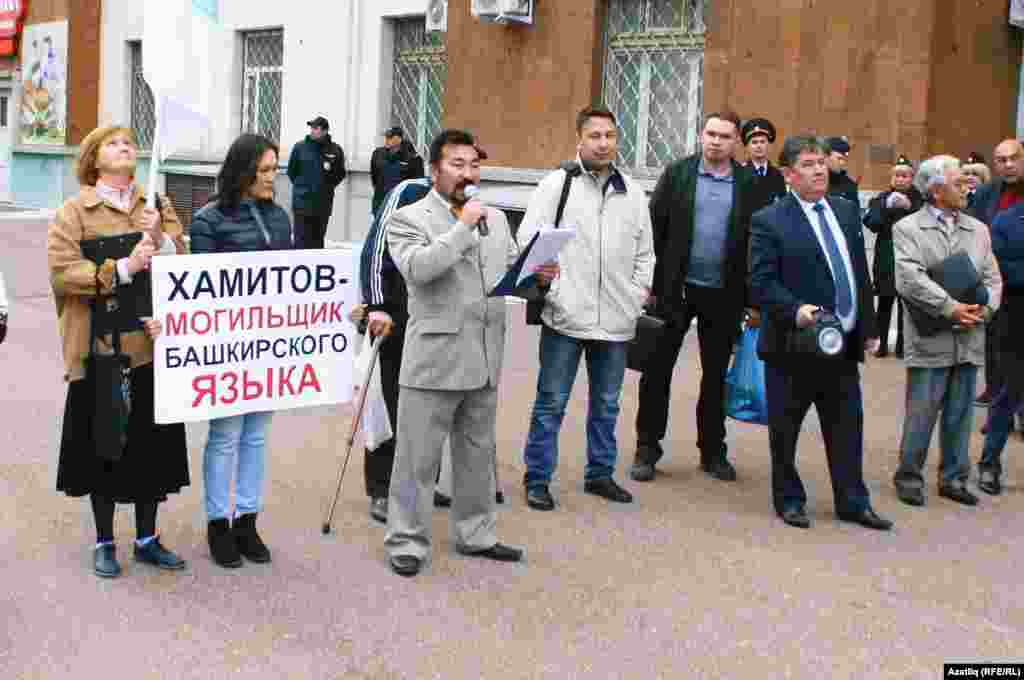 "Кәрвансарай" төркеменә нигез салучы, билгеле артист Әмир Тойгынов чыгыш ясый