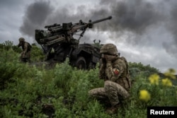 Українські військовослужбовці ведуть вогонь із САУ Caesar під Авдіївкою на Донбасі. Травень 2023 року