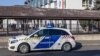 O mașină de poliție stă în fața liceului Kölcsey Ferenc din Zalaegerszeg, evacuată din cauza amenințării cu bombă, pe 7 februarie 2023. Fotografie generică. 