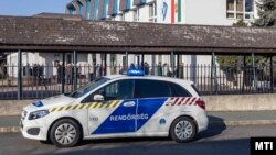 O mașină de poliție stă în fața liceului Kölcsey Ferenc din Zalaegerszeg, evacuată din cauza amenințării cu bombă, pe 7 februarie 2023. Fotografie generică. 