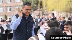 «Միասնության թևեր»-ի վարչապետի թեկնածու, մարդու իրավունքների նախկին պաշտպան Արման Թաթոյանը քարոզարշավի ժամանակ, մայիս, 2026թ.