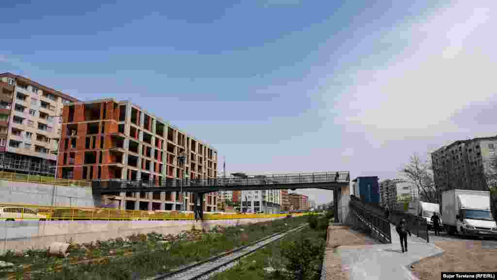 Mbikalimi i ri është ndërtuar mbi rrugën e trenit dhe ka filluar të shfrytëzohet menjëherë nga qytetarët për të kaluar më shpejt dhe më sigurt në këmbë drejt qendrës së Prishtinës.