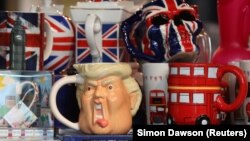 Šoljica u obliku lika američkog predsjednika u izlogu suvenirnice, London