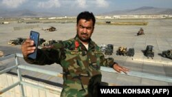 Աֆղանստանի Ազգային բանակի զինծառայողը սելֆի է անում Բագրամի ռազմակայանում՝ ԱՄՆ-ի և ՆԱՏՕ-ի զորքերի կողմից այն ամբողջությամբ լքելուց հետո, 5-ը հուլիսի, 2021թ.