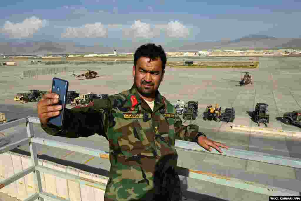 Солдат Афганской национальной армии делает селфи на аэродроме Баграм на север от Кабула после вывода всех войск США и НАТО 5 июля