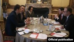 Париз- вицепремиерот задолжен за европски прашања Бујар Османи и министерот за надворешни работи Никола Димитров на средба со Клеман Бон, дипломатски советник за Европа на францускиот претседател Емануел Макрон