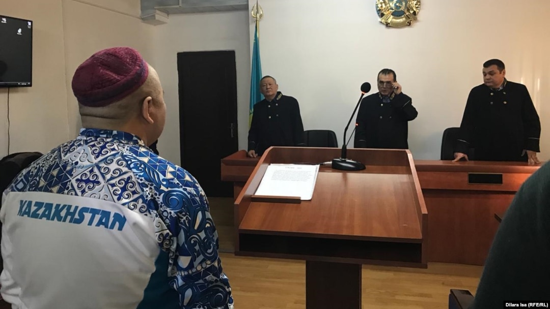 Юлия Хусендинованың жеке интимдік суреті Ол өзінің кискасына метрлік дилдо жабыстырды.