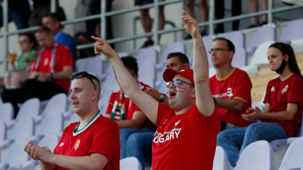 UEFA ndëshkon Hungarinë për sjelljen e tifozëve - Vimarsana News