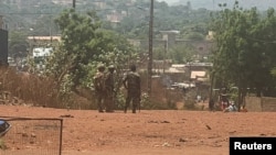 Vojnici Malija stoje ispred glavne vojne baze zemlje u blizini Bamaka.