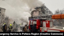 Украинские спасатели работают на месте разрушенного в результате российского удара жилого дома Полтаве, 10 декабря 2025 года