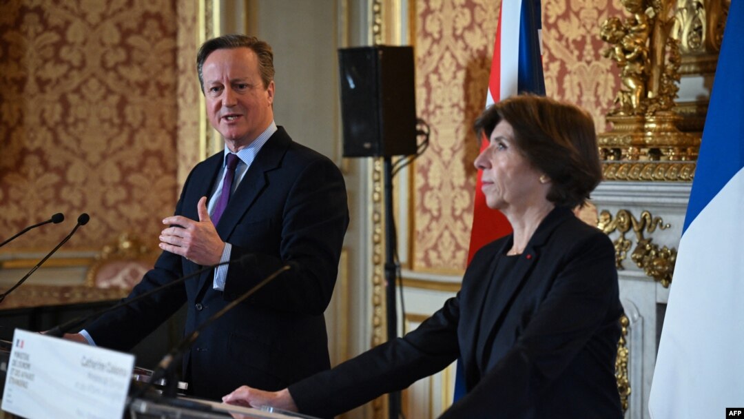 Șeful diplomației britanie, David Cameron, și omologul său francez, Catherine Colonna, într-o conferință de presă susținută marți, la Paris. 
