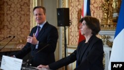 Șeful diplomației britanie, David Cameron, și omologul său francez, Catherine Colonna, într-o conferință de presă susținută marți, la Paris. 