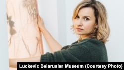 Марыя Гвардзейцава падчас рыхтаваньня выставы «Горкія зёлкі»
