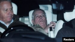 Andrew Mountbatten-Windsor este acuzat de conduită necorespunzătoare în funcția publică. Imagine surprinsă după ce fostul prinț a ieșit din arest.