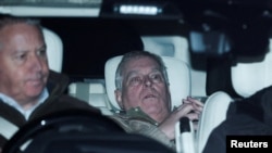 تصویر منتشر شده از اندرو مونت‌باتن وینزور در یک خودرو، پس از آزادی از پاسگاه پلیس