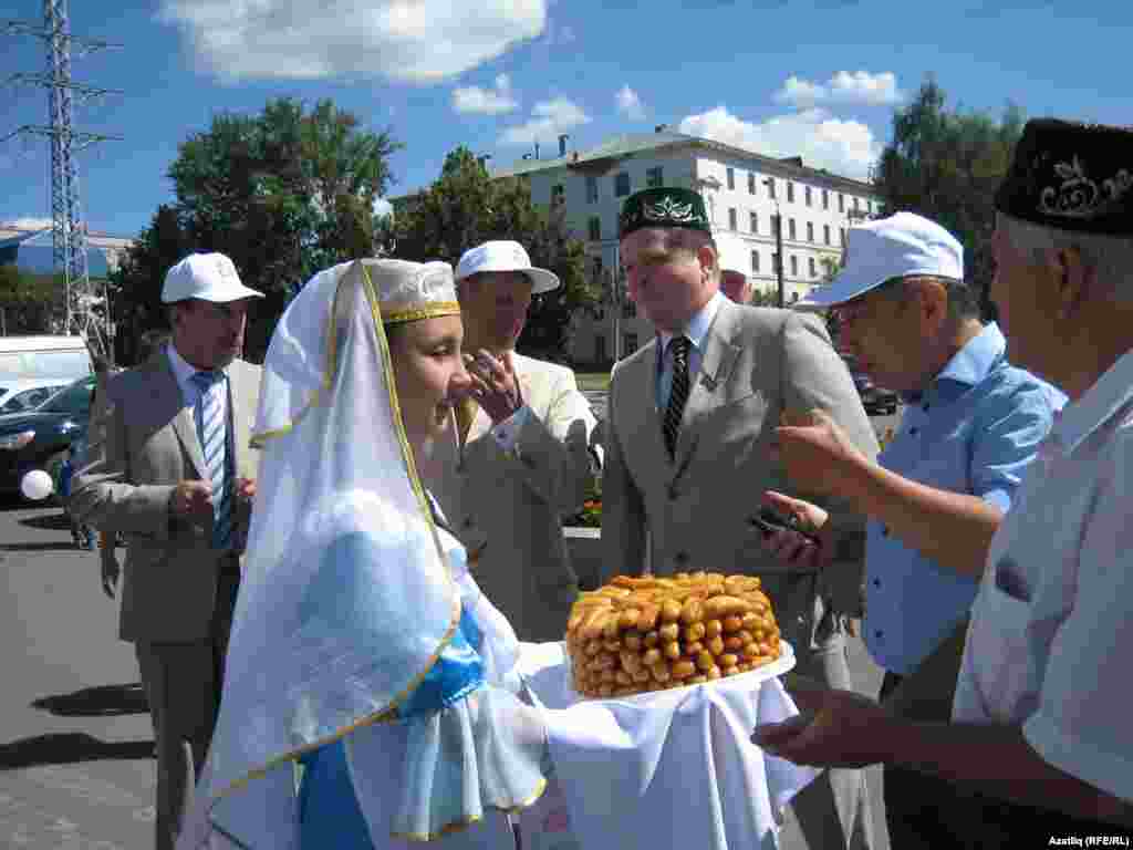 Кунакларны каршы алу: Татарстанның Саба район башлыгы Рәис Миңнеханов (уңнан икенче) һәм Удмуртия хакимияте вәклләре