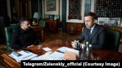 Serhii Korețki (dreapta) cu președintele Volodimir Zelenski, într-o fotografie publicată de șeful statului cam când a anunțat remanierea.