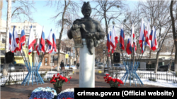 Памятник Богдану Хмельницкому в Симферополе во время празднования годовщины Переяславской рады, 18 января 2021 года