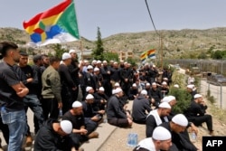 تجمع دروزی‌های در روستایی در بلندی‌های جولان اشغالی در مرز اسرائیل و سوریه برای اعلام همبستگی با دروزی‌های سوریه