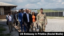 Kongresisti Keith Self (i pari majtas) dhe kongresisti Suhas Subramanyam (i dyti majtas) e vizitojnë kampin Bondsteel në Kosovë - bazën më të madhe ushtarake të Shteteve të Bashkuara në Ballkan - 26 maj 2026.