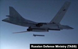 Сверхзвуковой стратегический бомбардировщик-ракетоносец Ту-160 во время пуска ракеты после вылета с авиабазы в Энгельсе
