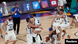 Basketbollistët e Sllovenisë e festojnë triumfin kundër Serbisë dhe titullin e kampionit evropian