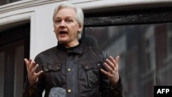 Assange Ekvadorun London səfirlyinin balkonunda (Foto arxivdəndir)