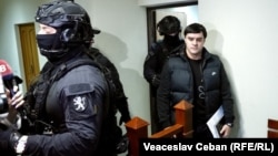 Fostul deputat democrat Constantin Țuțu, la una dintre ședințele de judecată de la Judecătoria Buiucani.