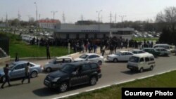 Bunyodkor stadioni chiptaxonasi oldidagi 18 mart kungi vaziyat. (Surat Facebook ijtimoiy tarmog‘idan olindi.)