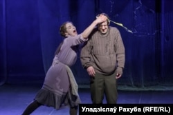 Сцэна са спэктакля Аляксандра Гарцуева ў РТБД «Калека з вострава Інішман». Хелен Чума (Кацярына Жалудок) і Бартлі (Максім Шышко)