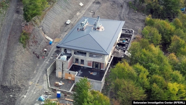 Vila më e madhe trekatëshe në Krasnaya Polyana. Kjo foto me dron është bërë në tetor 2025.