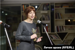  Неда Узунколева с премията „ Перото “ в категория „ Дебют “ 