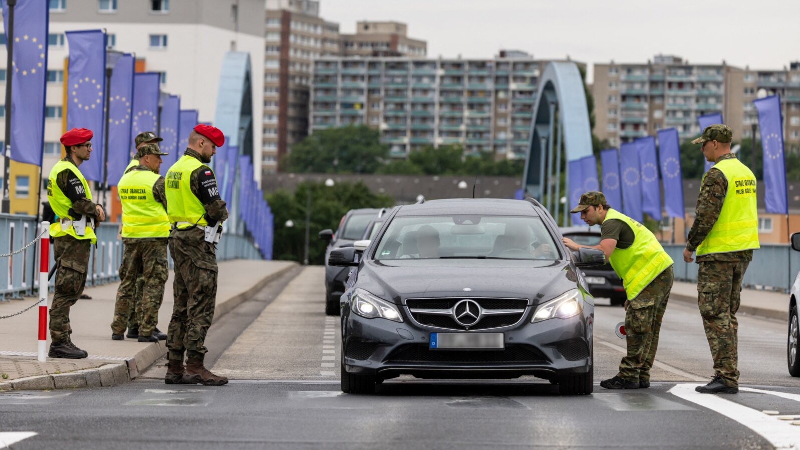 Poliția de frontieră poloneză face controale la granița cu Germania, la punctul de trecere a frontierei din Slubice. 7 iulie 2025.